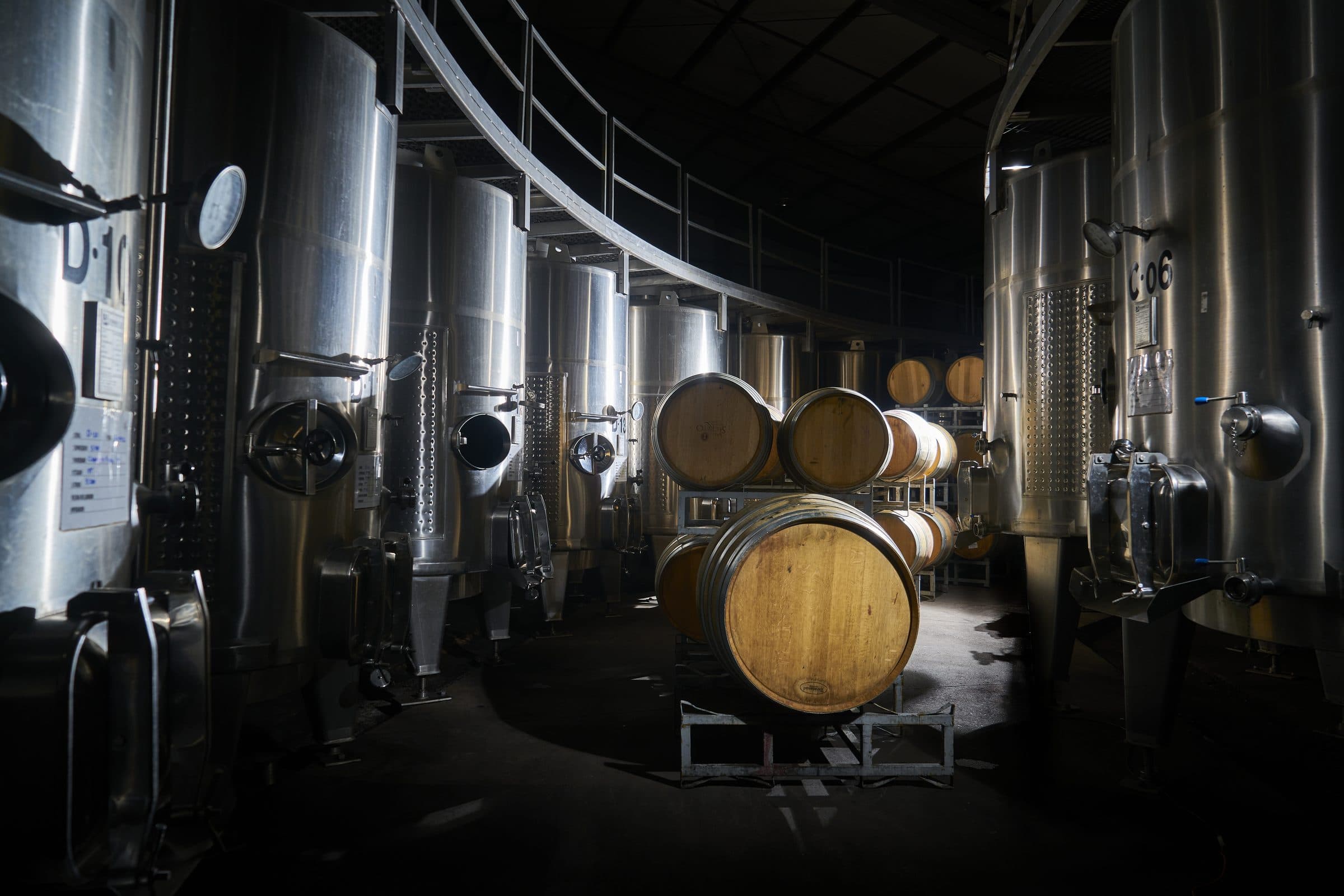 Interior de la bodega, estanques de acero y barricas