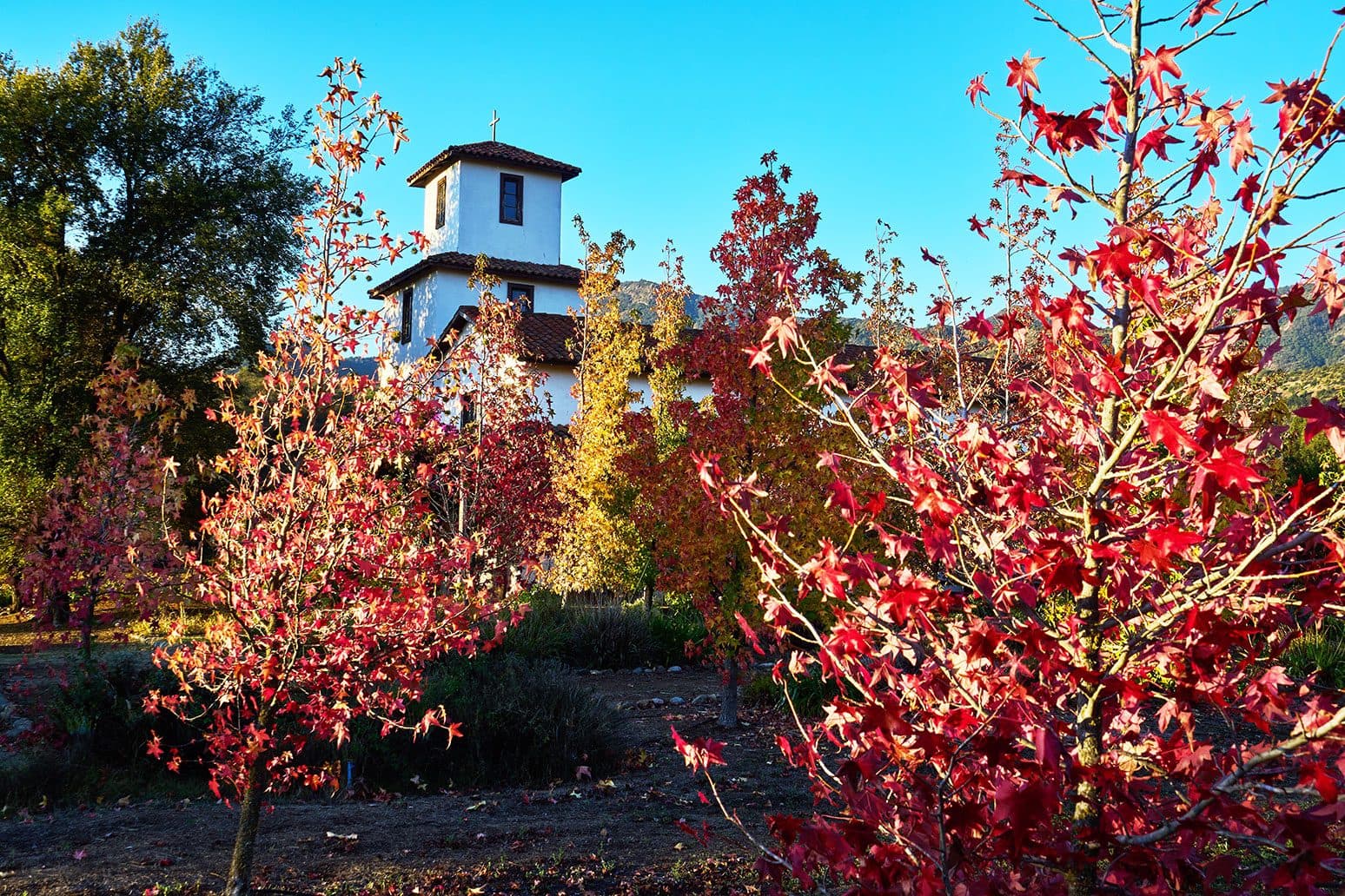 Torre de la capilla en otoño